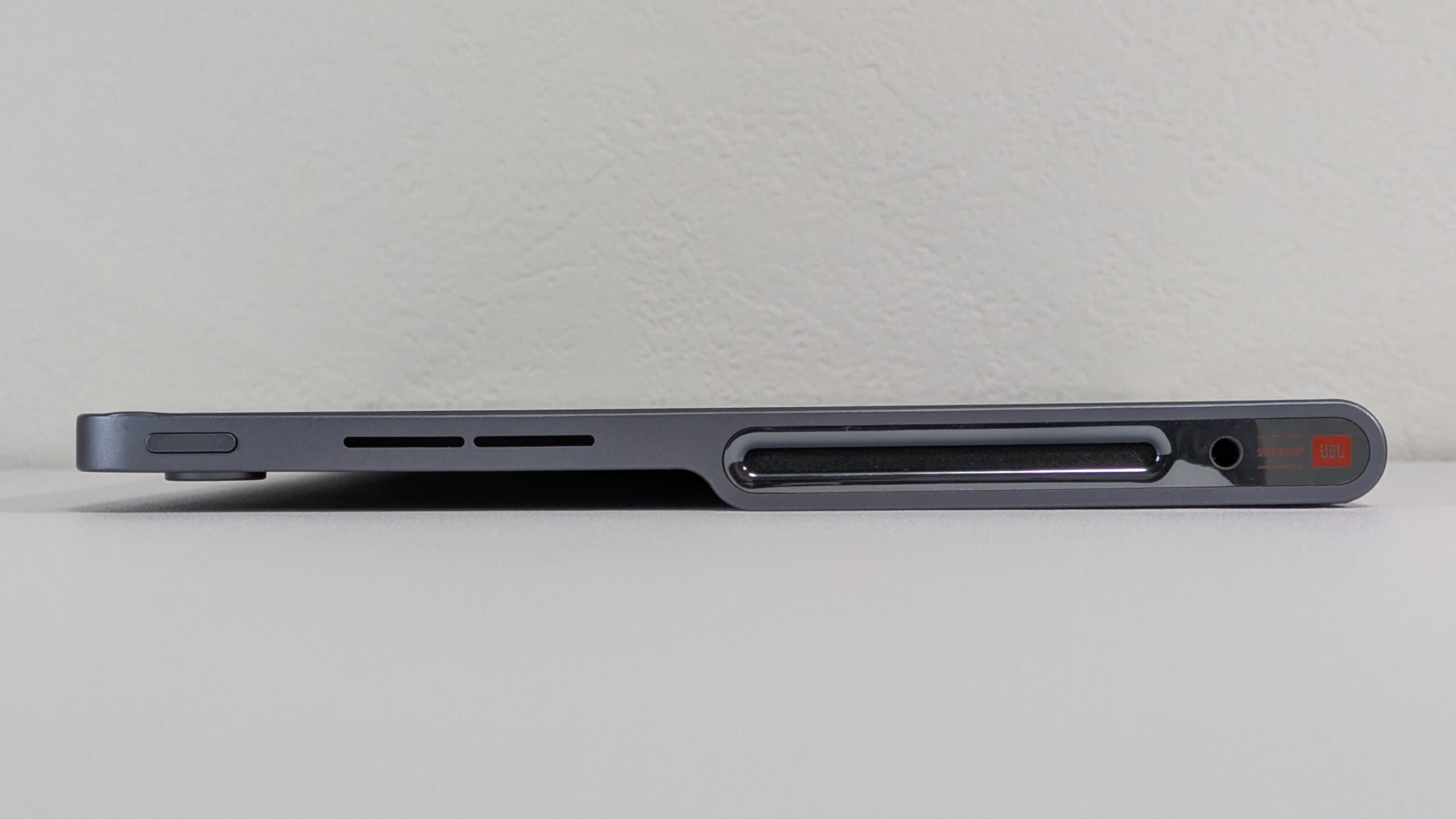 Lenovo Tab Plus の左側面