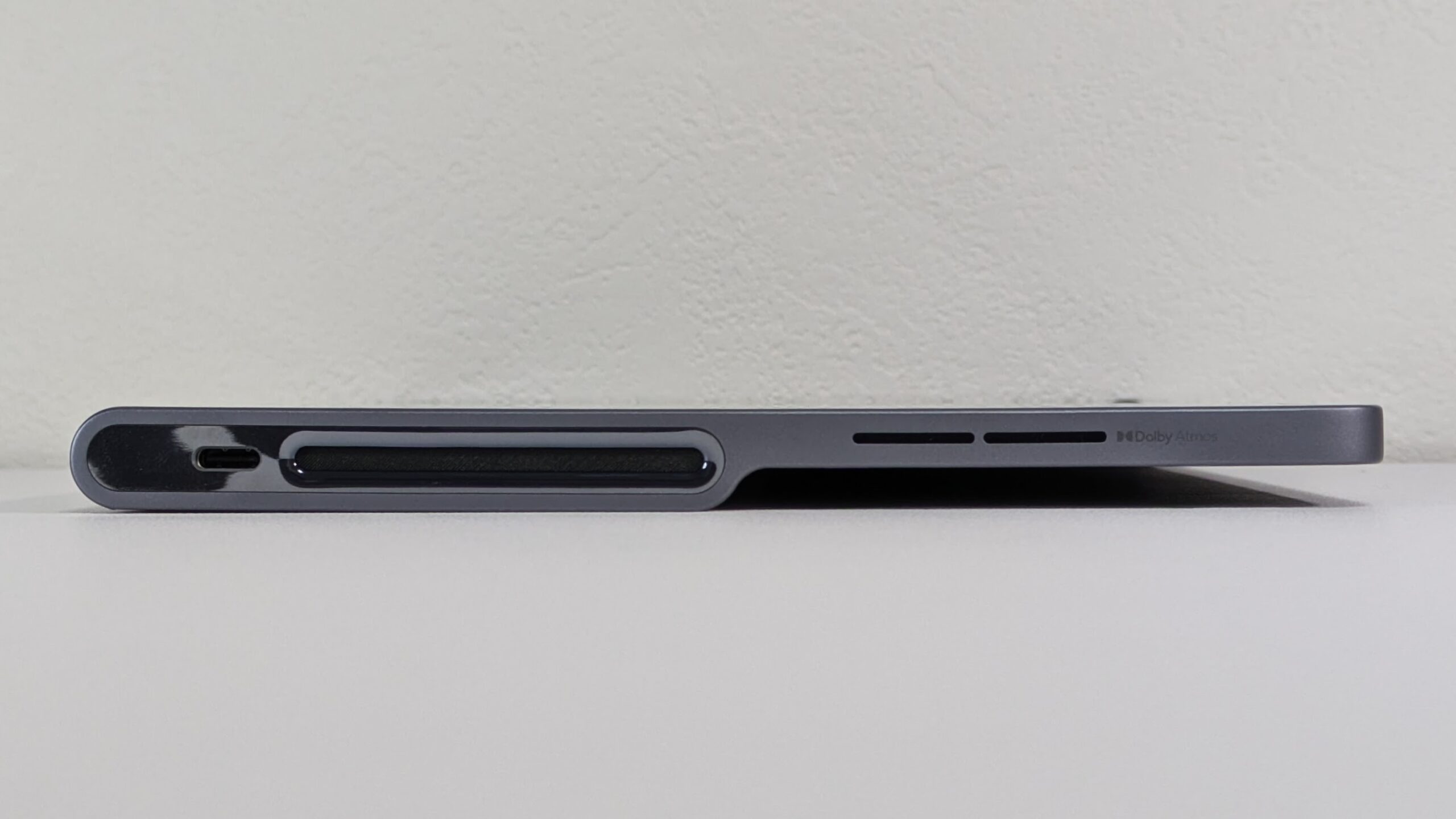 Lenovo Tab Plus の右側面