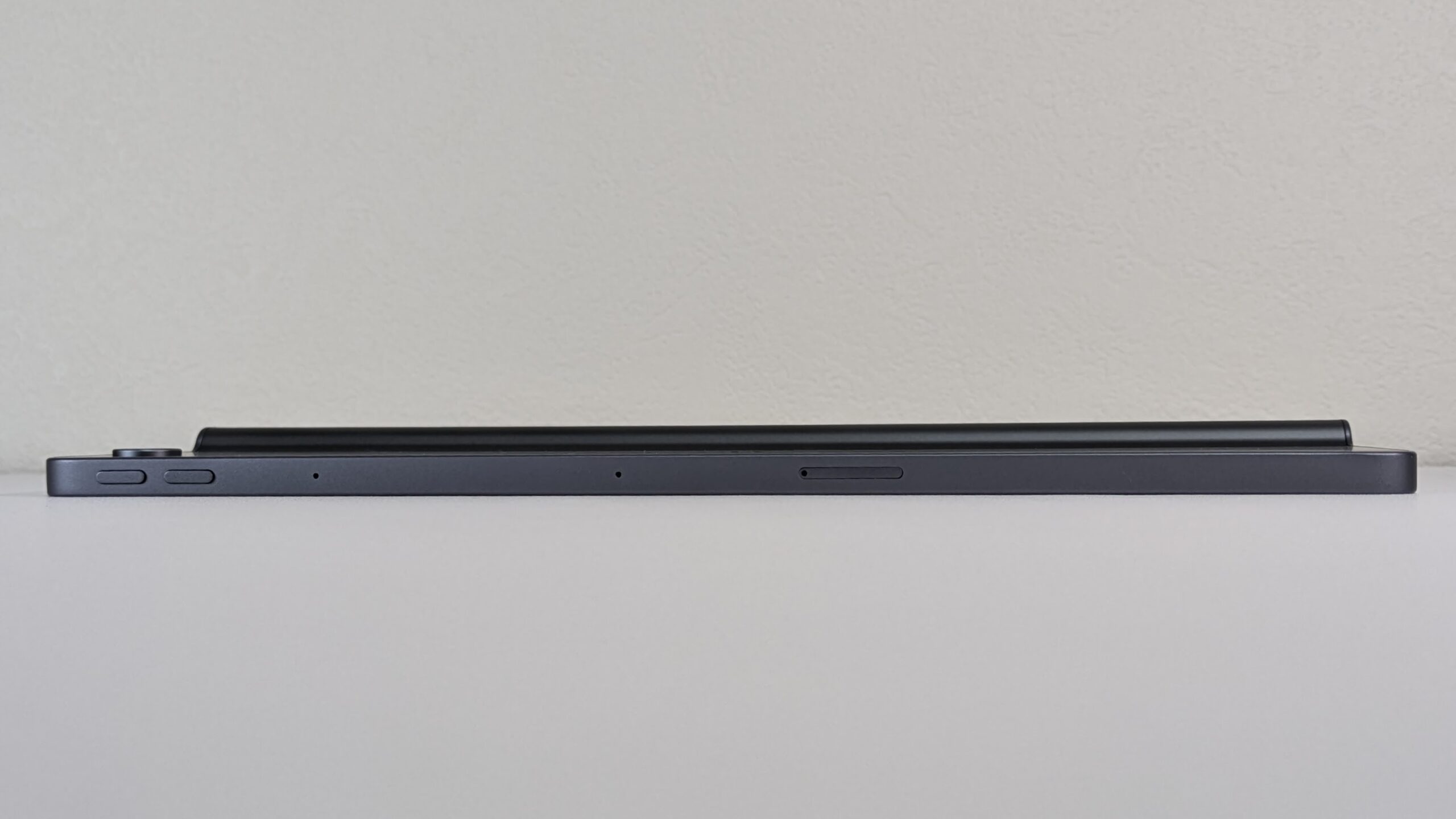 Lenovo Tab Plus の上部