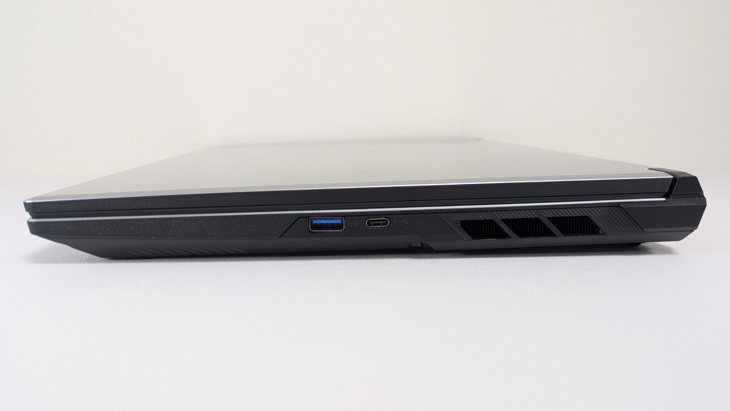 DAIV R6-I7G50SR-A　右側面