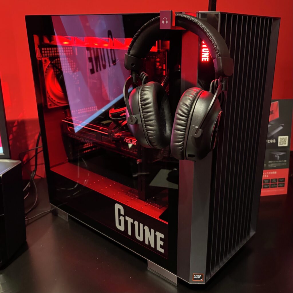 新型フルタワーケースにヘッドフォンを装着