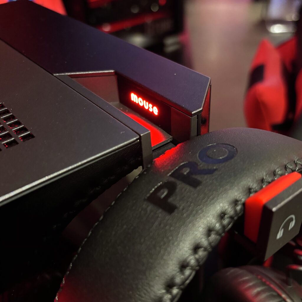 新型フルタワーケースのヘッドフォンホルダー部分にはmouseのロゴが