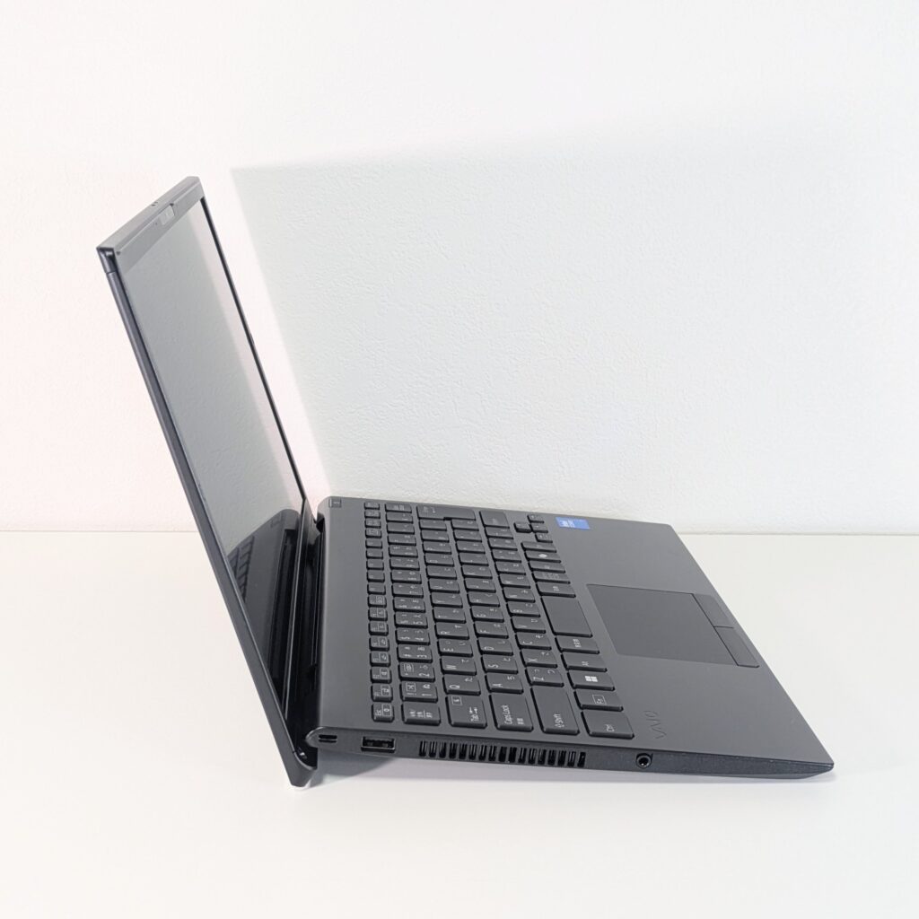 VAIO S13　左側面からの写真
