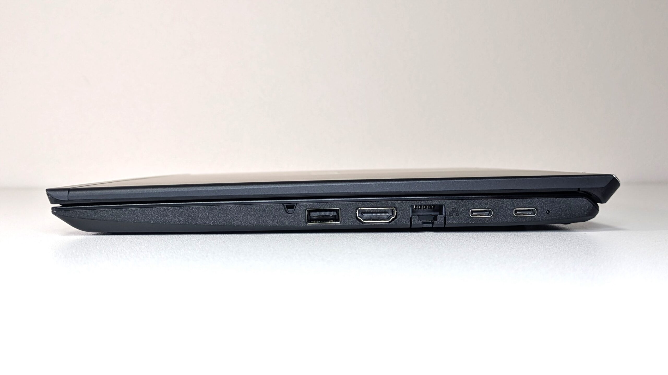 VAIO S13の右側面の写真　USB3.0（Type A）が一つとUSB 3.1（Type-C）が2つ、HDMIいLAN端子がある