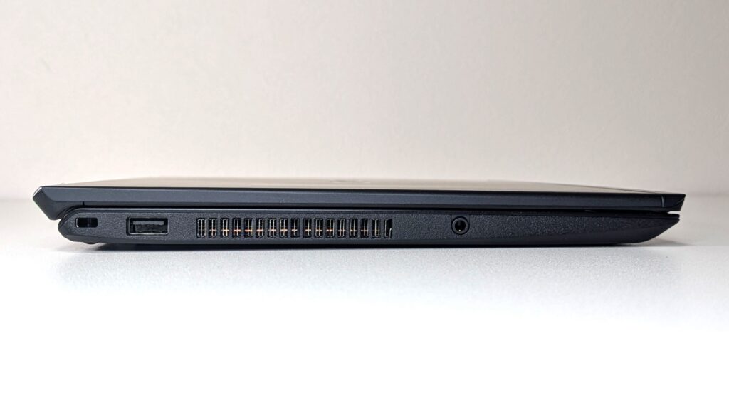 VAIO S13の左側面の写真　USB3.0（Type A）が一つとヘッドフォン端子がある