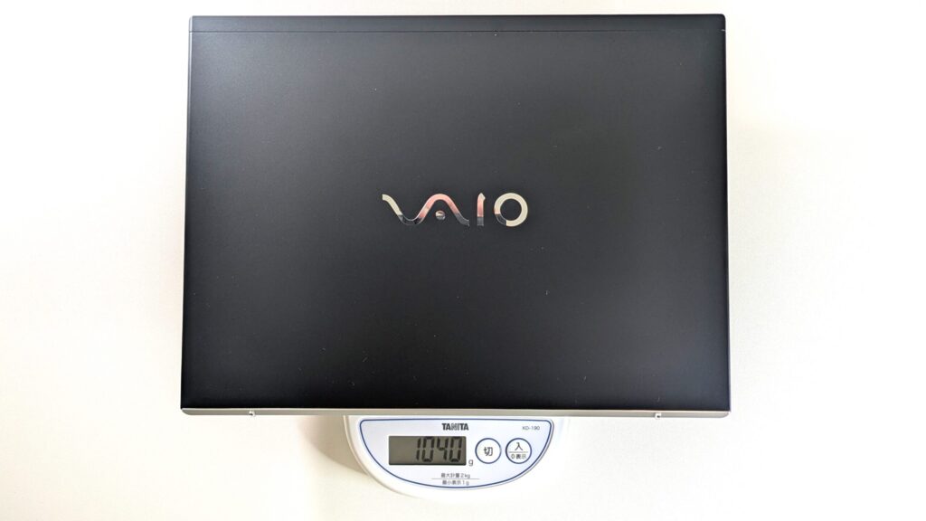 VAIO S13の重量を測定している写真　104.0gと出ている