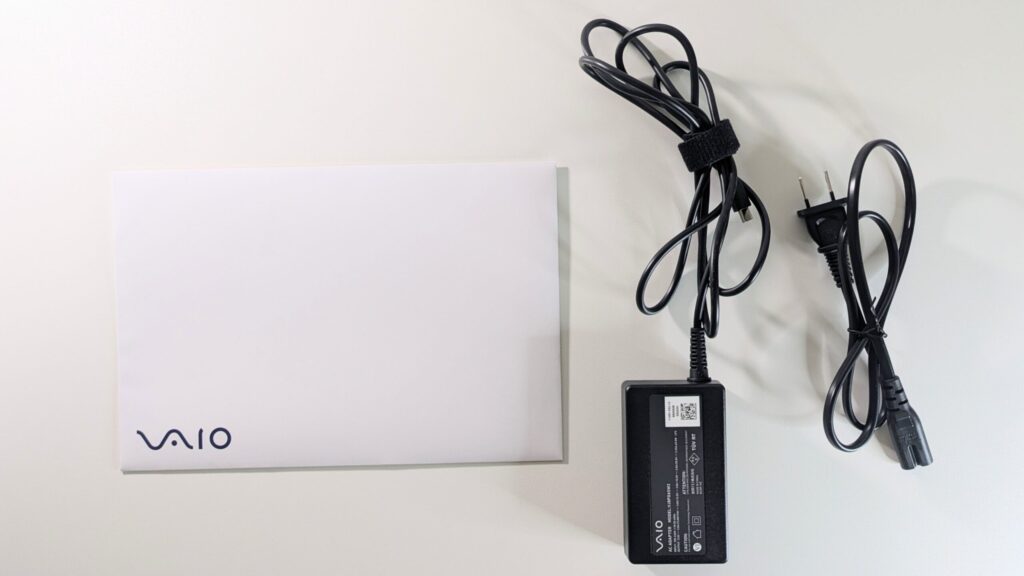 VAIO S13の付属品一覧の写真
書類とACアダプタのみ