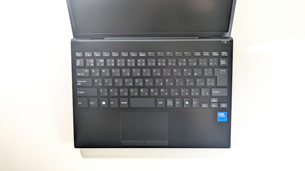 VAIO S13の俯瞰写真、キーボードを映している