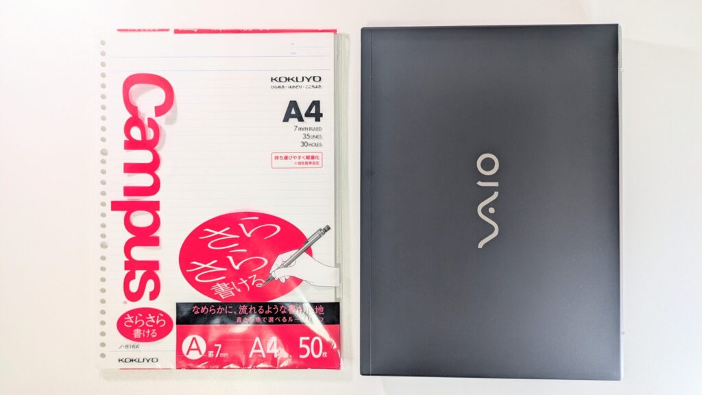 VAIO 　S13とA4ルーズリーフを並べてサイズを比較している写真
ほぼ同じサイズ