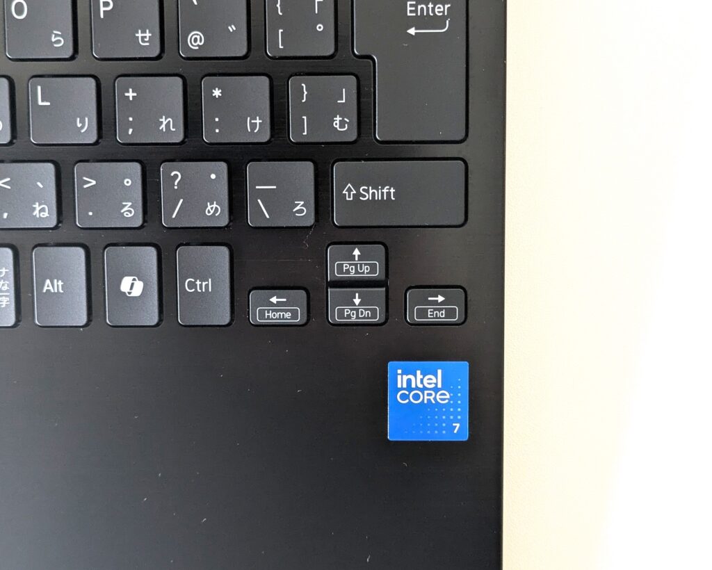 VAIO S13の俯瞰写真、矢印キーを映している