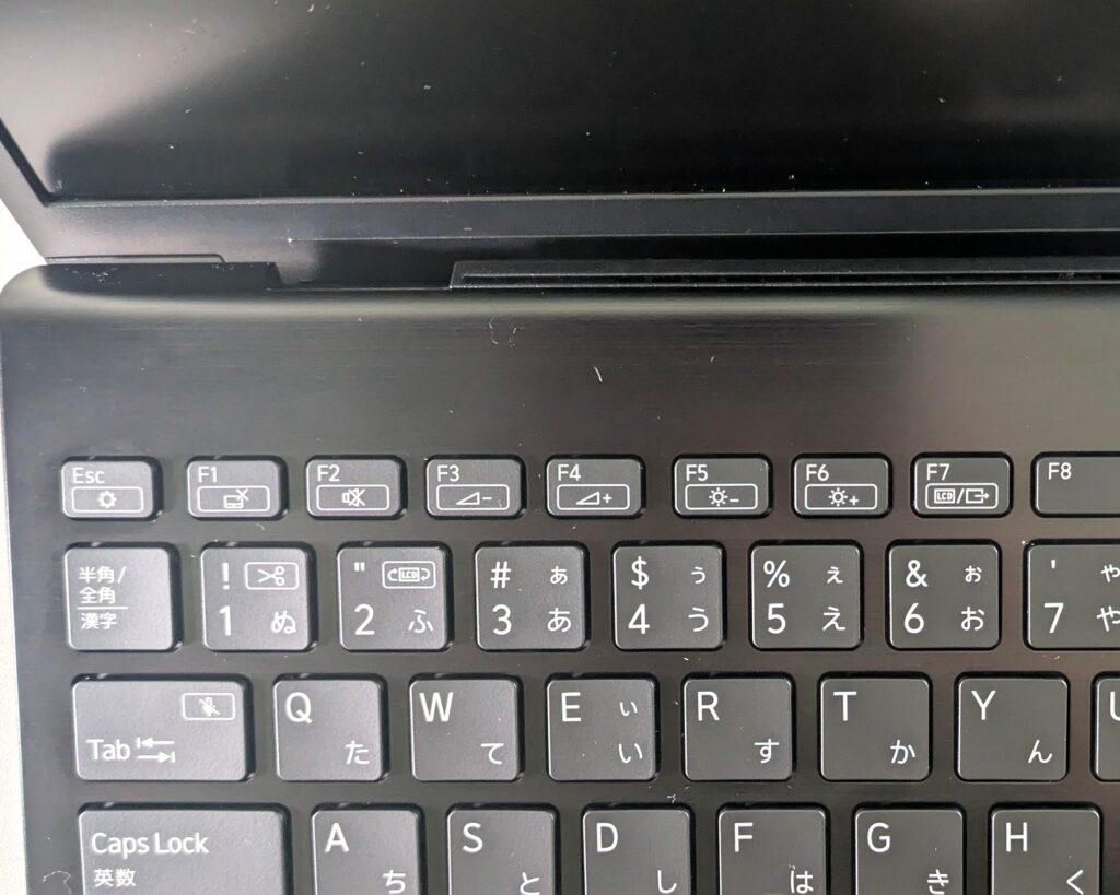 VAIO S13の俯瞰写真、ファンクションキーを映している