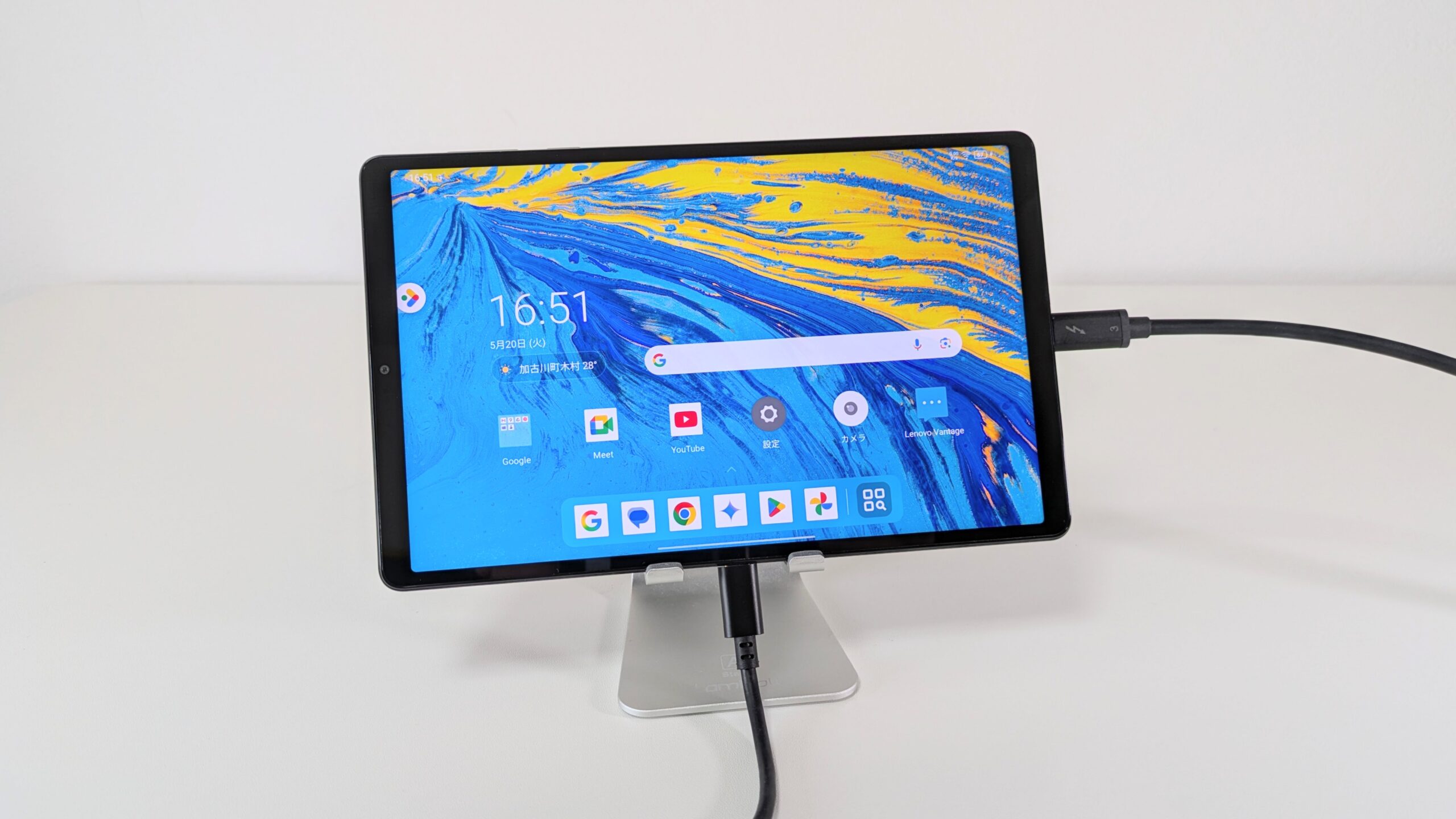 Lenovo Legion Tab (8.8”, 3)を二つのtype-Cポートに接続している写真