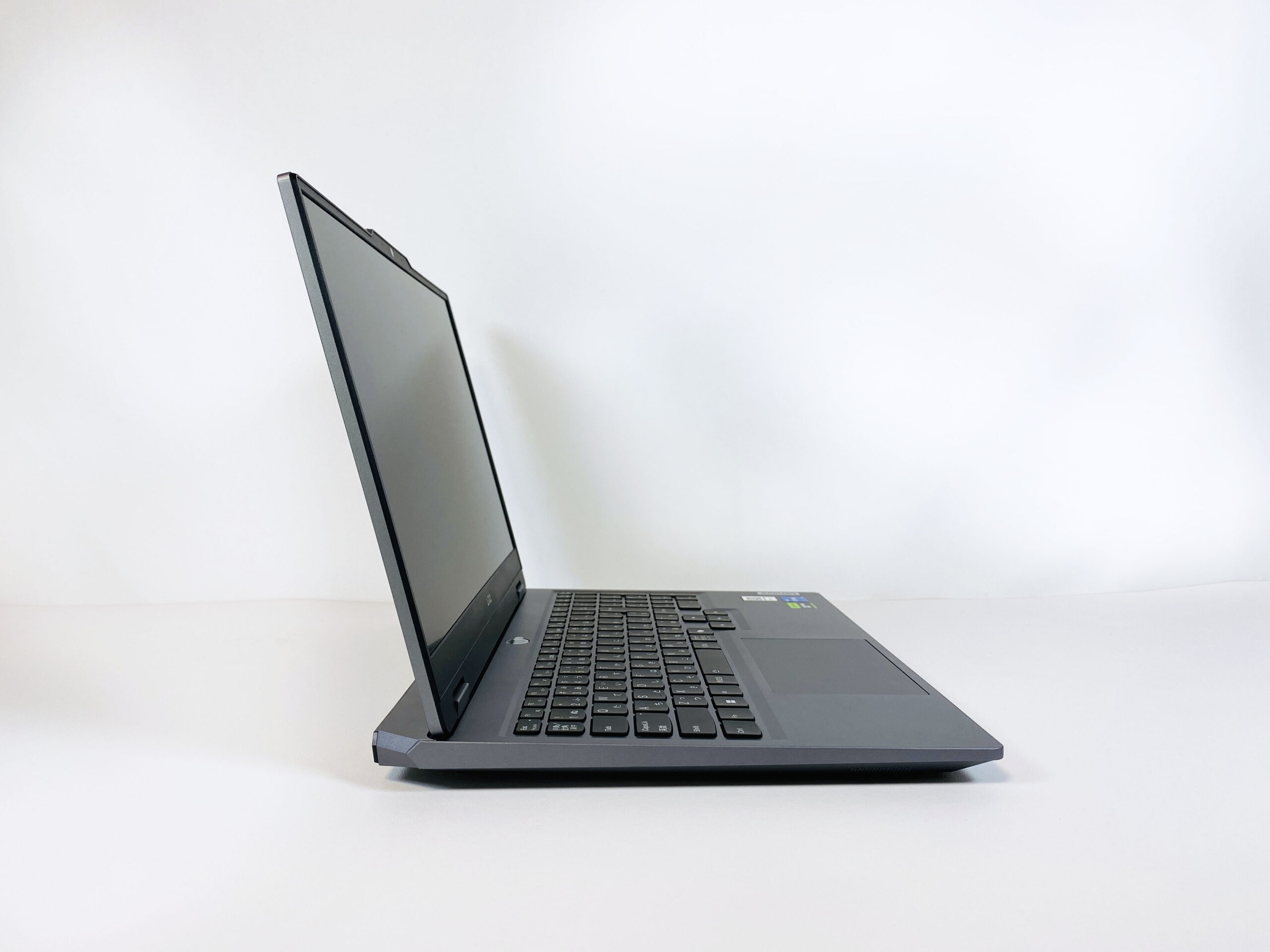Lenovo LOQ 15IRX9　レビュー　外観側面