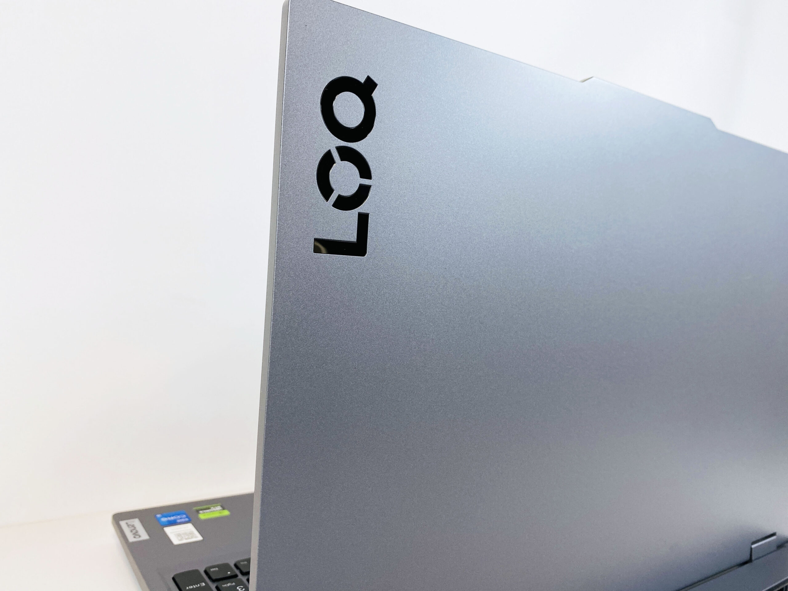 Lenovo LOQ 15IRX9　レビュー　背面ロゴ