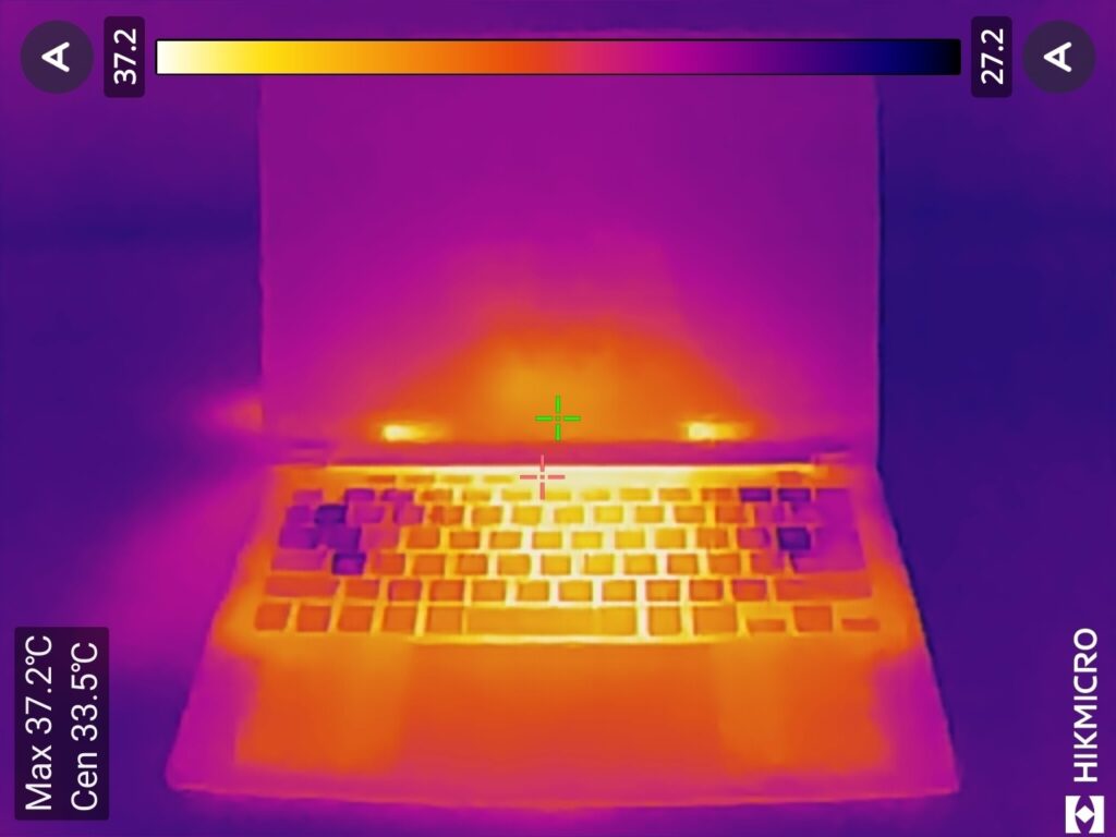 ASUS TUF Gaming A14 FA401KM　サーモグラフィー画像　表面（動画再生中）