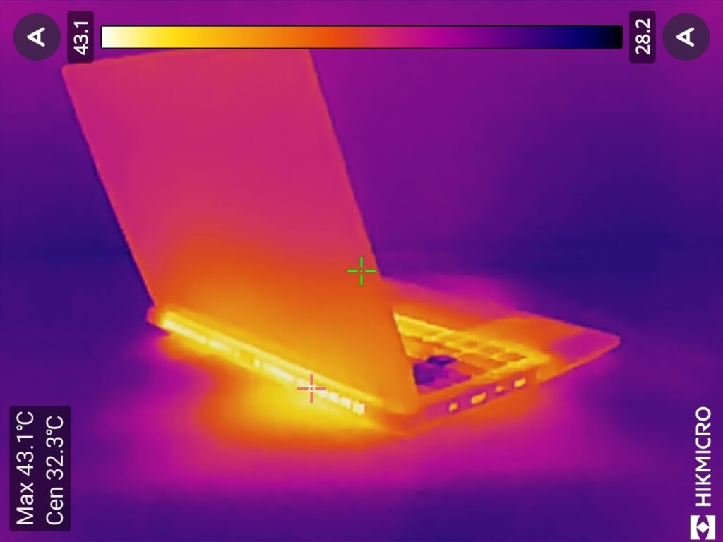 ASUS TUF Gaming A14 FA401KM　サーモグラフィー画像　背面（動画再生中）