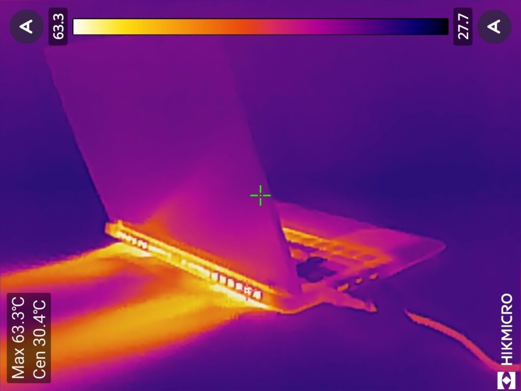 ASUS TUF Gaming A14 FA401KM　サーモグラフィー画像　背面（ベンチマーク中）