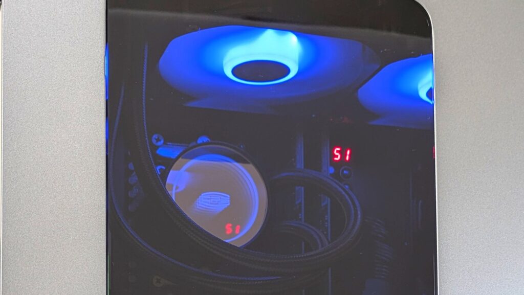 GALLERIA ZA7R-R58 9800X3D レビュー-左側面ガラスパネル-ライティングされている水冷ヘッド・ファン