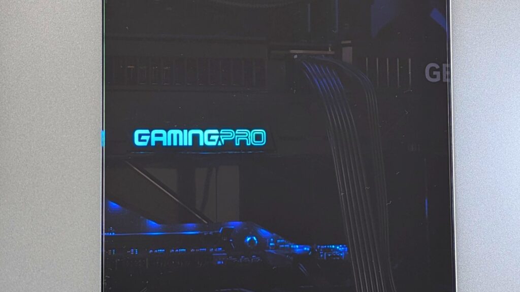 GALLERIA ZA7R-R58 9800X3D レビュー-左側面ガラスパネル-ライティングされているグラフィックボード