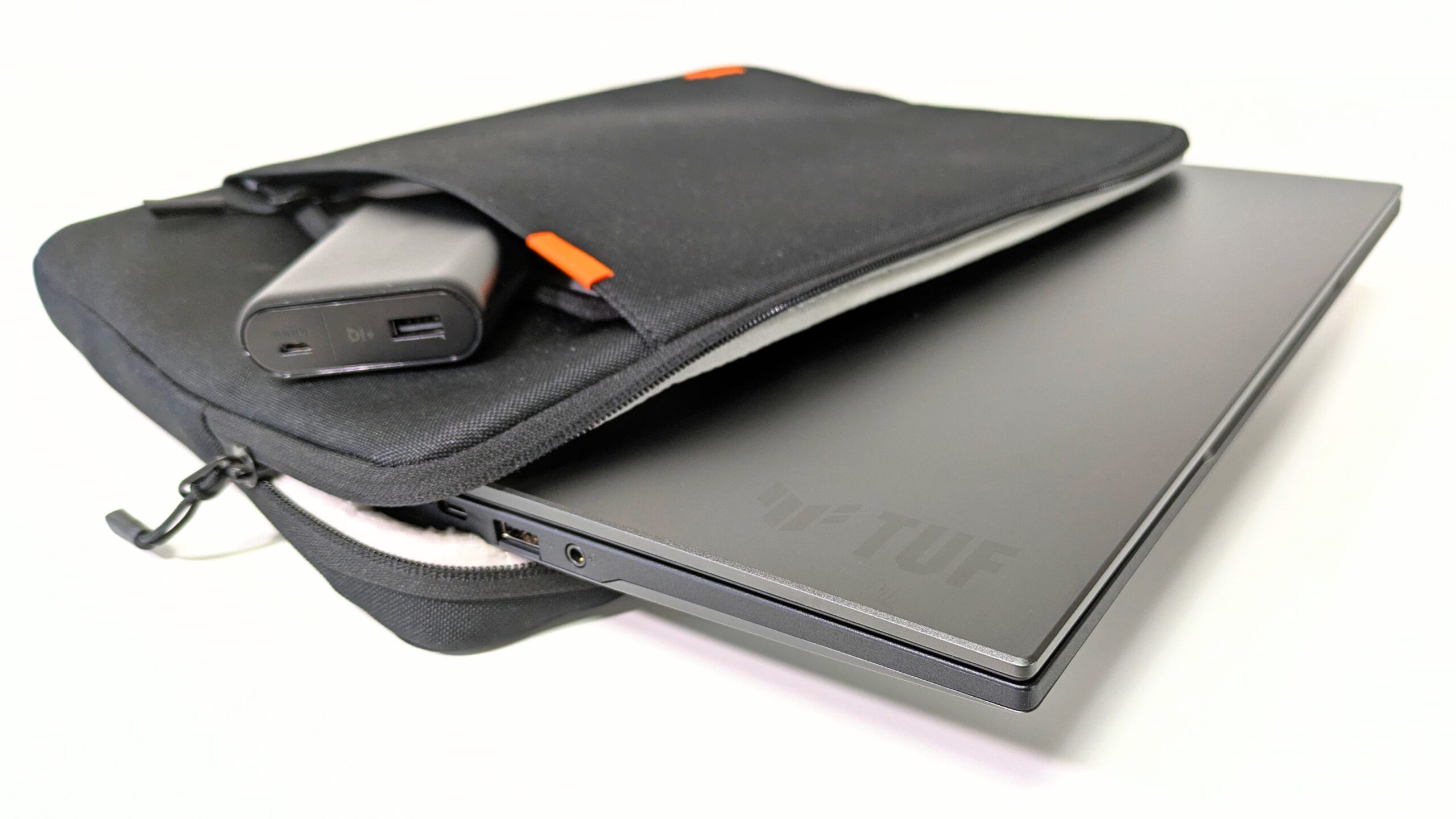 ASUS TUF Gaming A14 FA401KM　バッグに収納している様子