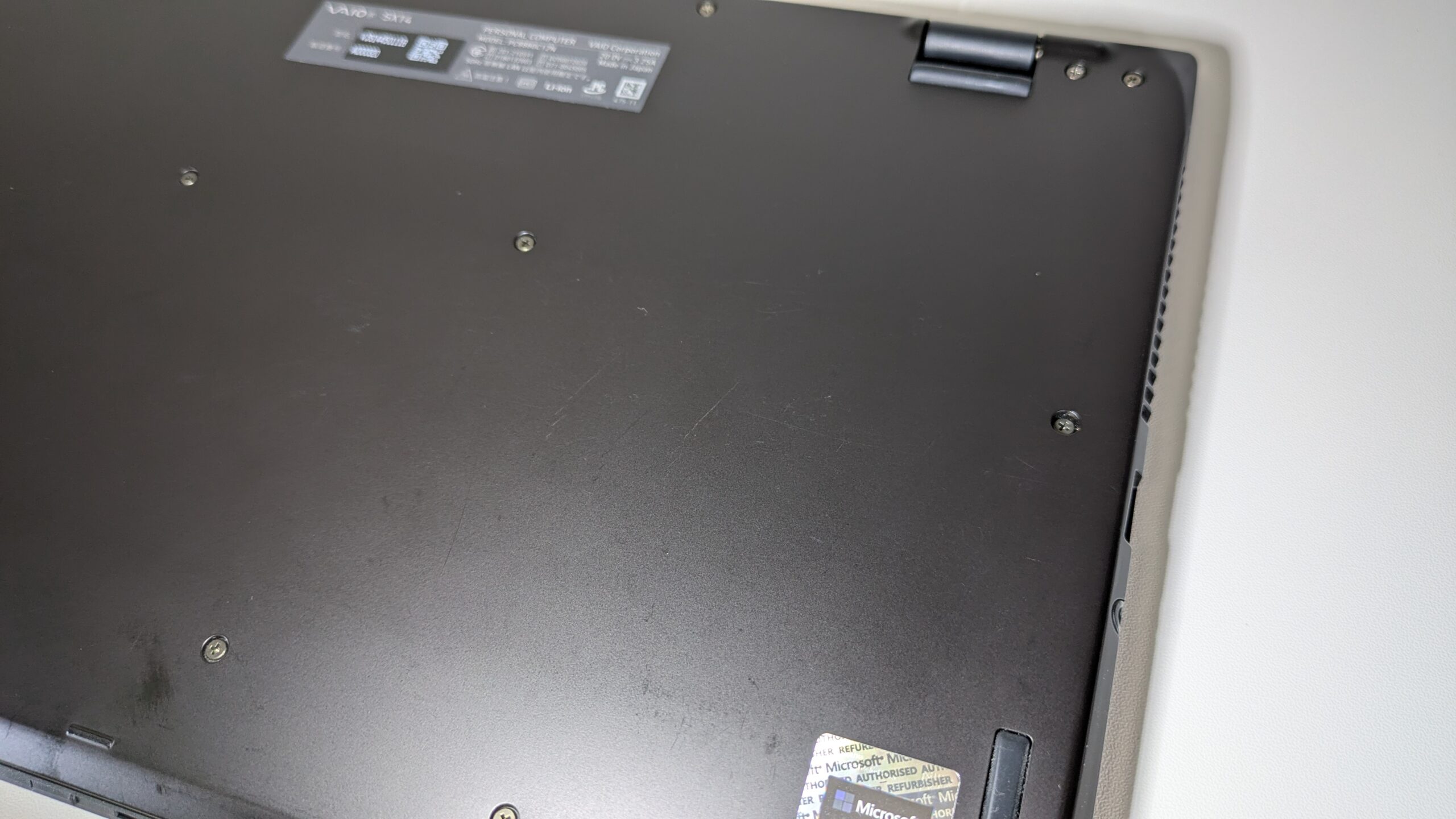 VAIOリユース品　製品外観　背面使用感あり