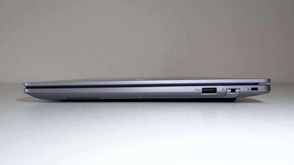 ASUS ExpertBook P3（PM3406CKA）　　右側面