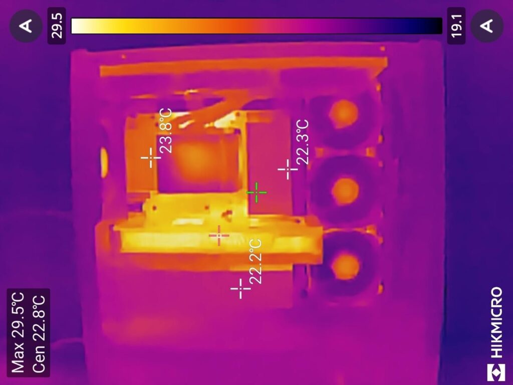 流界2（RK2-98X3D57） サーモグラフィー　アイドル中の温度