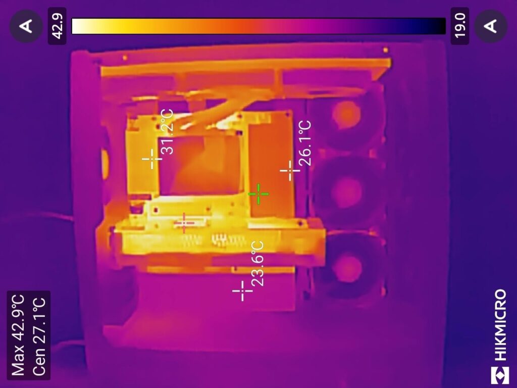 流界2（RK2-98X3D57） サーモグラフィー　ベンチマーク中の温度